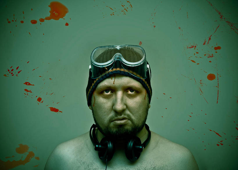 成年人,脸,头,脸颊,一个人,横图,室内,正面,仅一个男性,仅一个人,绿色背景,裸露,肩膀,仅一个年轻男性,耳机,向上看,血液,鸭舌帽,摄影,滑雪镜,裸,绑架,喷溅,男人,男性,年轻男性,年轻人,头部,脸部,脸蛋,面部,彩图