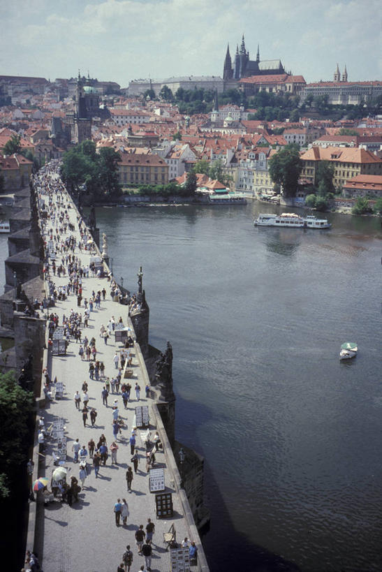 竖图,俯视,室外,建筑业,建筑,行人,游客,游人,古城,桥,首都,许多人,路人,旅客,地标建筑,一群人,运输,摄影,捷克共和国,布拉格,查理大桥,过客,伏尔塔瓦河,彩图,高角度拍摄