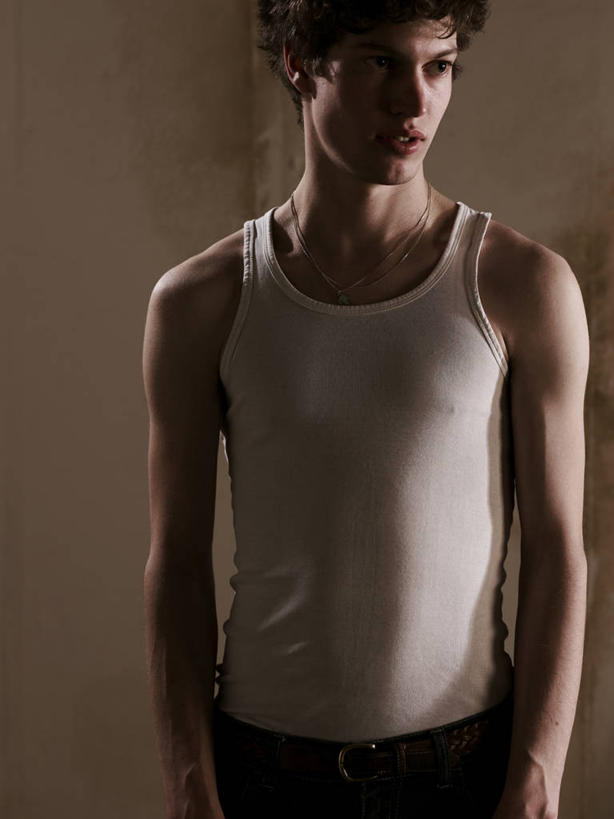 西方人,成年人,一个人,站,竖图,室内,白天,英国,欧洲,欧洲人,仅一个男性,仅一个人,背心,休闲装,仅一个年轻男性,思考,摄影,男人,男性,年轻男性,白种人,年轻人,半身,彩图,态度,金链