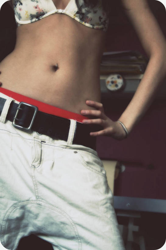 成年人,肚脐,一个人,竖图,室内,正面,性感,俄罗斯,仅一个女性,裤子,朦胧,模糊,牛仔裤,休闲装,腰带,叉腰,胸罩,人体,摄影,部分,圣彼得堡,彩图