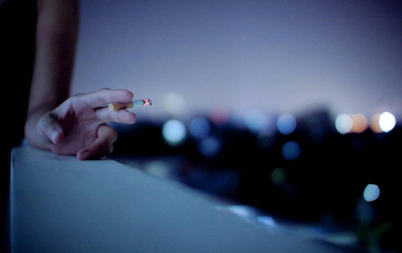 手,一个人,吸烟,横图,室外,夜晚,香烟,曼谷,泰国,首都,燃烧,拿着,放松,人体,摄影,部分,上瘾,彩图,社会问题