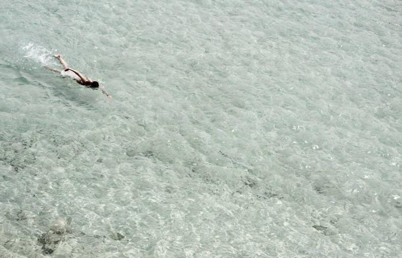 游泳,自由泳,成年人,中年人,一个人,横图,俯视,室外,白天,运动,西班牙,仅一个女性,仅一个人,透明,地形,自然,仅一个中年女性,摄影,泅水,拍浮,女人,女性,中年女性,休闲活动,彩图,高角度拍摄,爬泳