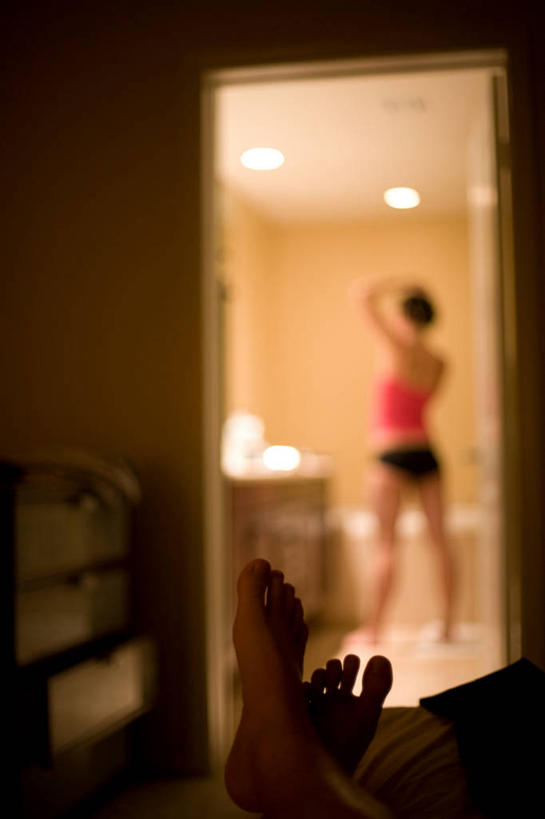 成年人,两个人,竖图,室内,门,准备,放松,人体,摄影,部分,剪影,足,男人,女人,彩图