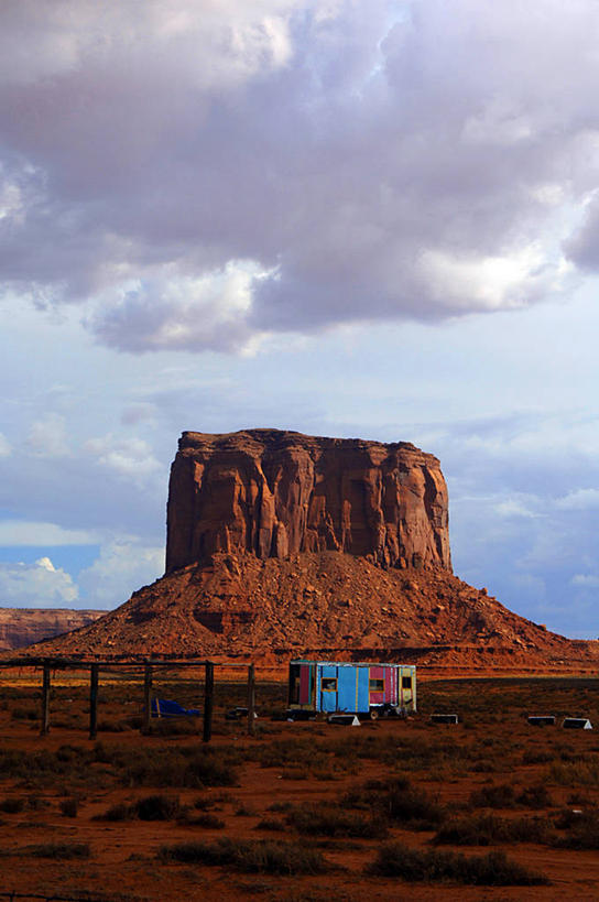 无人,竖图,室外,白天,旅游,美国,车,交通工具,摄影,宁静,自驾游,岩层,载具,露营,野营,房车,纪念碑山谷,宿营,犹他,地质学,露营车,岩石,彩图,旅行,拖挂式房车