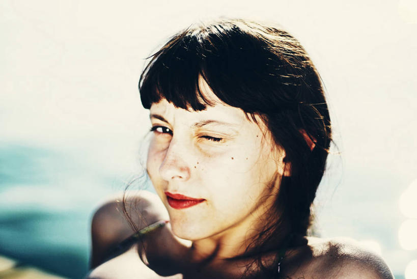 儿童,脸,头,脸颊,一个人,微笑,横图,室外,白天,度假,幸福,纯洁,欧洲,仅一个女性,仅一个人,肩膀,小孩,仅一个小孩,活力,可爱,童年,童趣,摄影,肖像,童真,烂漫,无邪,无忧无虑,天真,女孩,女人,女性,孩子,头部,长发,卷发,脸部,脸蛋,面部,海滩,彩图,挤眉弄眼,女生