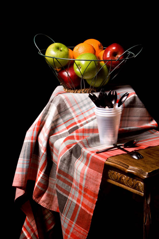 无人,竖图,桌子,苹果,静物,许多,黑色背景,叉,很多,桌布,汤匙,碗,橙色,摄影,高雅,简单,一次性杯子,健康食物,彩图,影棚拍摄