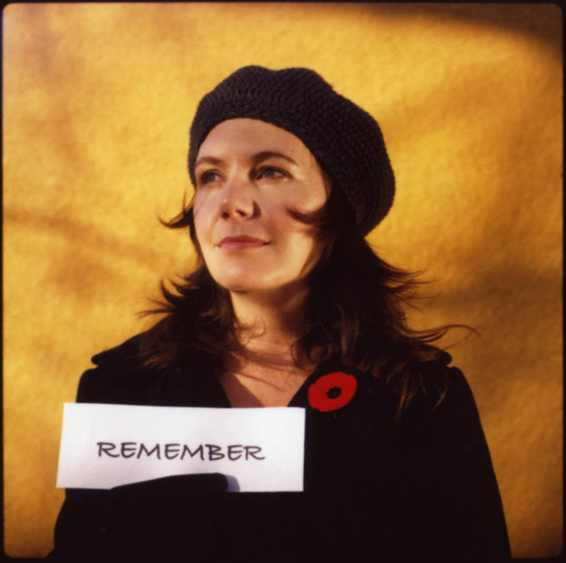 西方人,成年人,中年人,老年人,脸,头,脸颊,一个人,横图,欧洲,加拿大,欧洲人,仅一个女性,仅一个人,黄色背景,拿着,单词,肩膀,仅一个中年女性,个性,摄影,英文字母,记忆,贝雷帽,等,卡尔加里,亚伯达,女人,女性,中年女性,白种人,头部,长发,脸部,脸蛋,面部,彩图,影棚拍摄