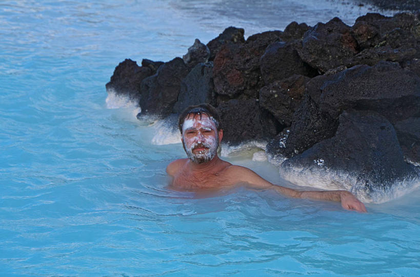 西方人,成年人,中年人,脸,头,脸颊,一个人,横图,室外,白天,化妆,美容,欧洲,欧洲人,仅一个男性,仅一个人,仅一个中年男性,护肤,涉水,裸露,肩膀,保养,享受,休闲,面膜,放松,保健,摄影,肖像,裸,养颜,美化,矿物质,男人,男性,中年男性,白种人,头部,脸部,脸蛋,面部,岩石,彩图,SPA美容,蓝湖,英俊,美人