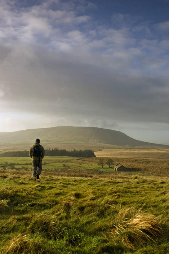 成年人,中年人,老年人,一个人,竖图,室外,白天,旅游,度假,探险,草地,美景,山,英国,仅一个男性,仅一个人,仅一个中年男性,地平线,景观,辽阔,地面,娱乐,背面,自然,享受,休闲,广阔,景色,放松,摄影,宁静,一望无际,自然风光,延伸,天地相交,无边无际,一马平川,兰开夏,冒险,男人,男性,中年男性,步行,彩图,旅行,小屋,背包族