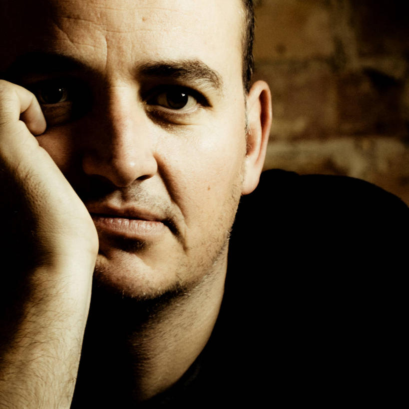 西方人,成年人,中年人,手,手腕,关节,一个人,方图,室内,特写,信心,英国,欧洲,欧洲人,仅一个男性,仅一个人,仅一个中年男性,靠,靠着,思考,个性,人体,摄影,头像,肖像,男人,男性,中年男性,白种人,彩图