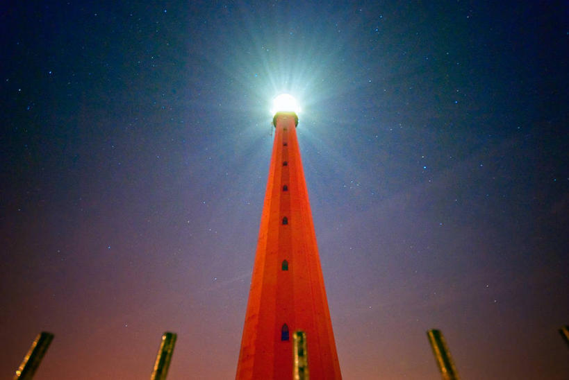 无人,横图,室外,夜晚,长时间曝光,仰视,道路,建筑,荷兰,信息,灯塔,交通,杆,方向,红色,摄影,引导,指导,指引,照亮,航标,彩图,低角度拍摄,旅行,导航,登海尔德