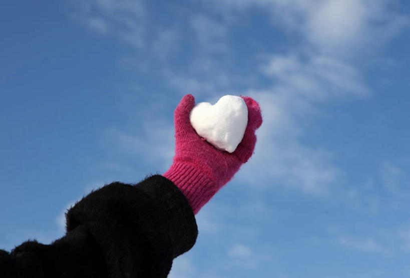 手,一个人,横图,室外,白天,仰视,英国,首都,浪漫,拿着,天空,人体,摄影,部分,雪球,出示,连指手套,想法,心型,手臂,彩图,低角度拍摄,爱