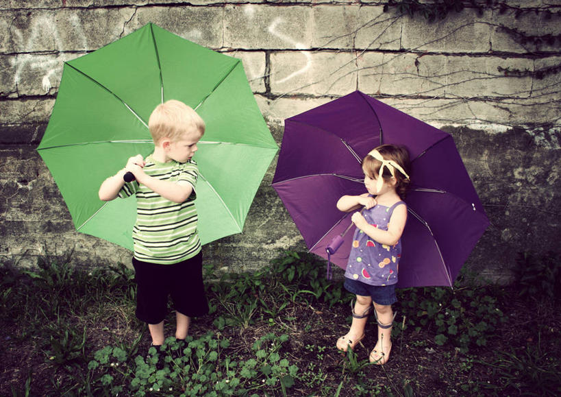 儿童,两个人,站,横图,室外,白天,纯洁,美国,伞,墙,天气,拿着,休闲装,小孩,绿色,紫色,可爱,童年,童趣,摄影,保护,童真,烂漫,无邪,俄亥俄州,天真,男孩,女孩,孩子,彩图