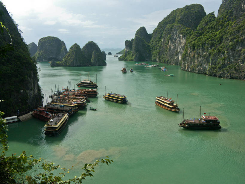 无人,横图,俯视,室外,白天,旅游,度假,美景,山,船,越南,景观,悬崖,木船,娱乐,自然,交通工具,享受,休闲,景色,放松,运输,摄影,宁静,舟,岩层,自然风光,载具,岩石,彩图,高角度拍摄,旅行,三板,舢板