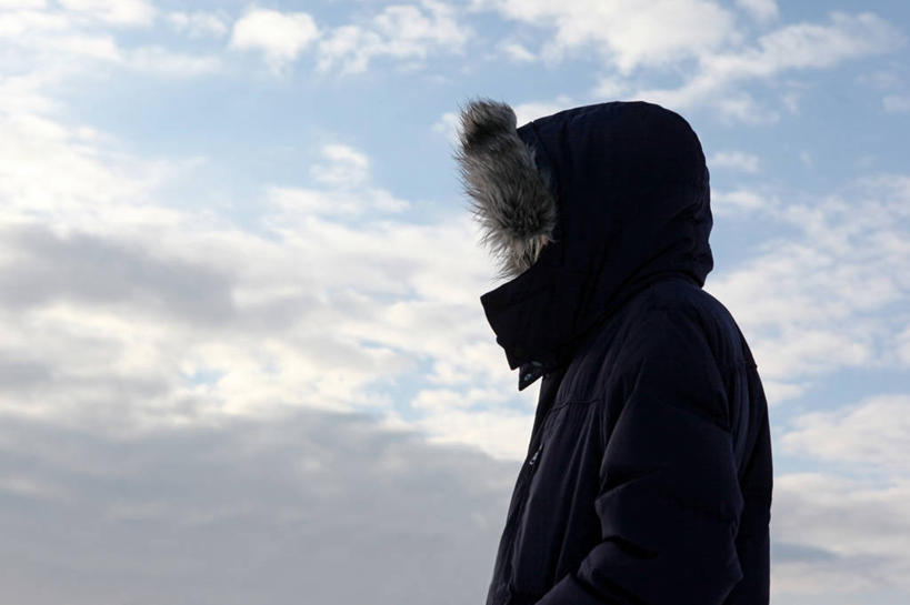 西方人,成年人,中年人,一个人,站,横图,室外,白天,侧面,仰视,英国,欧洲,欧洲人,仅一个男性,仅一个人,仅一个中年男性,云,冬天,首都,自然,寒冷,遮,遮掩,摄影,掩盖,遮挡,遮盖,掩饰,男人,男性,中年男性,白种人,半身,彩图,低角度拍摄,风帽,冬衣