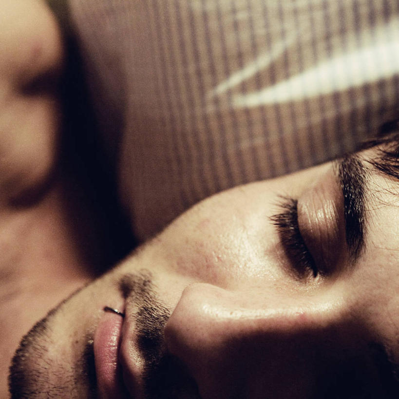 成年人,一个人,方图,室内,特写,西班牙,仅一个男性,仅一个人,仅一个年轻男性,枕头,疲倦,放松,摄影,头像,部分,疲劳,疲惫,困乏,疲乏,委顿,疲困,疲顿,疲钝,倦怠,怠倦,巴伦西亚省,男人,男性,年轻男性,年轻人,闭着眼睛,彩图,英俊,美人