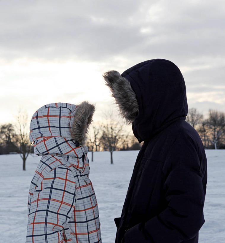 西方人,成年人,中年人,两个人,公园,站,竖图,室外,侧面,日落,英国,欧洲,欧洲人,地形,云,冬天,首都,自然,面对面,寒冷,遮,遮掩,摄影,掩盖,遮挡,遮盖,掩饰,中年男性,中年女性,白种人,半身,彩图,风帽,冬衣