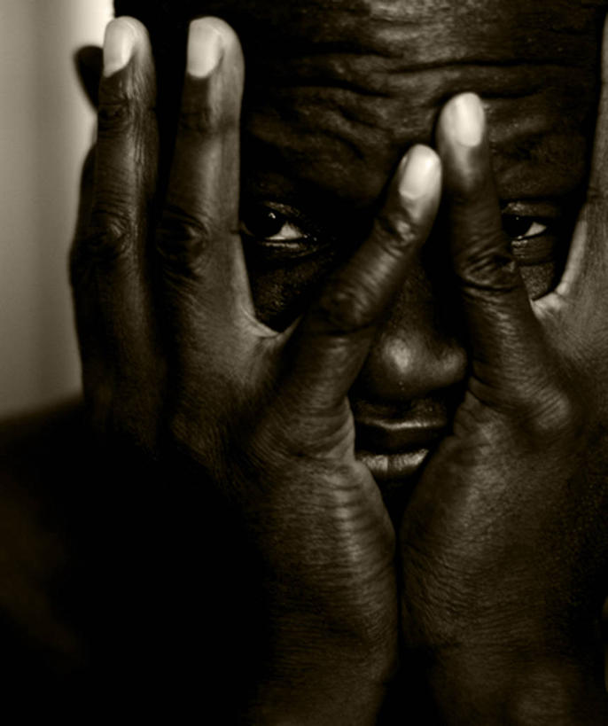 成年人,中年人,老年人,一个人,竖图,黑白,室内,特写,智慧,神秘,瑞典,仅一个男性,仅一个人,仅一个中年男性,托腮,摄影,头像,肖像,马尔默,男人,男性,中年男性