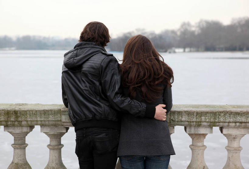 成年人,两个人,公园,栏杆,站,横图,室外,白天,湖,建筑,英国,冬天,首都,树,背面,寒冷,搭,摄影,宁静,搭着,年轻男性,年轻女性,年轻人,拥抱,彩图,爱,冬衣