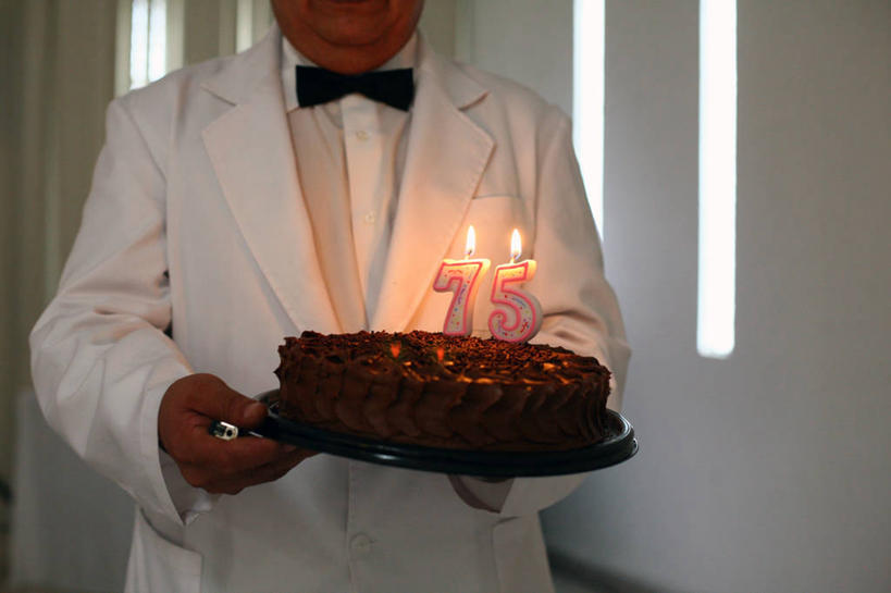 成年人,老年人,一个人,横图,室内,特写,生日,蜡烛,墨西哥,仅一个男性,仅一个人,仅一个中年男性,服装,庆祝,标志,火焰,领结,数字,文字,字符,首都,拿着,巧克力蛋糕,标识,饮食,生日蛋糕,摄影,阿拉伯数字,严肃,照亮,庆贺,神圣,拉丁美洲,祝贺,出生,燕尾服,墨西哥城,诞生,烛炬,认真,男人,男性,中年男性,彩图,礼服