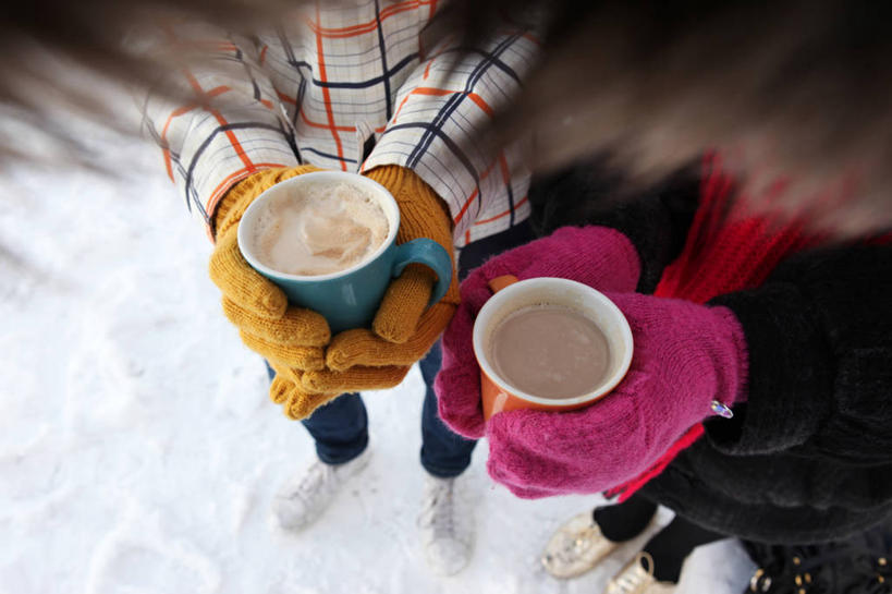 手,两个人,横图,室外,白天,雪,英国,冬天,首都,热,拿着,手套,寒冷,人体,摄影,享乐,热饮,热可可,彩图,广角