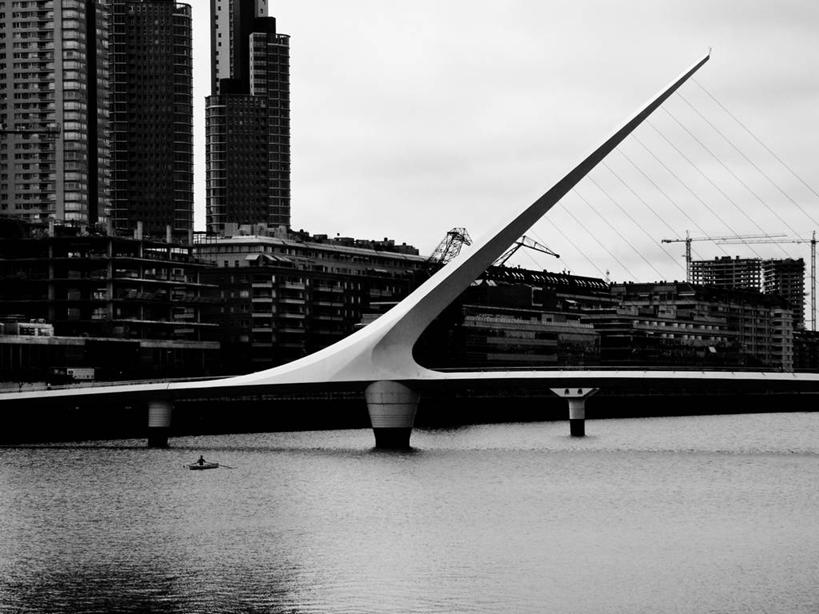 无人,横图,黑白,室外,城市,大桥,建筑,摩天大楼,桥梁,船,阿根廷,斜拉桥,桥,首都,联系,现代,摄影,人行桥,运河,斜张桥,设计