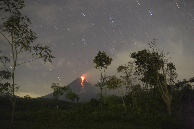 无人,横图,室外,火山,雨,印度尼西亚,印尼,亚洲,发光,地形,黎明,热,树,烟,熔岩,摄影,东南亚,流动,灰,爆发,印度尼西亚共和国,爪哇,爪哇岛,日惹,活火山,彩图,默拉皮火山