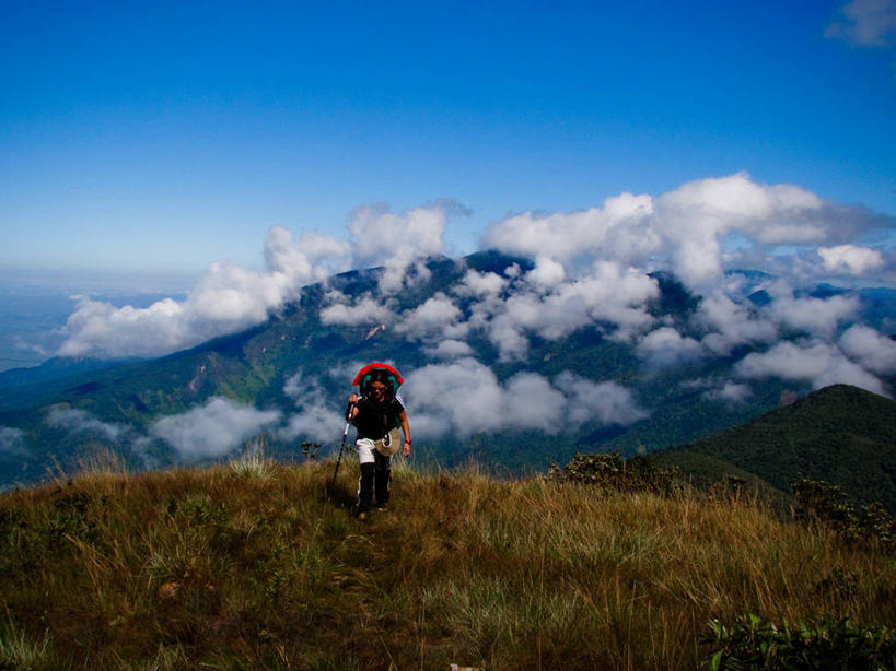西方人,成年人,一个人,横图,室外,白天,正面,旅游,度假,美景,山,巴西,欧洲,欧洲人,仅一个年轻女性,仅一个女性,仅一个人,地形,景观,云,娱乐,自然,享受,休闲,景色,放松,摄影,上升,宁静,自然风光,背包客,米纳斯吉拉斯州,年轻女性,女人,女性,白种人,年轻人,步行,彩图,独处,越野行走