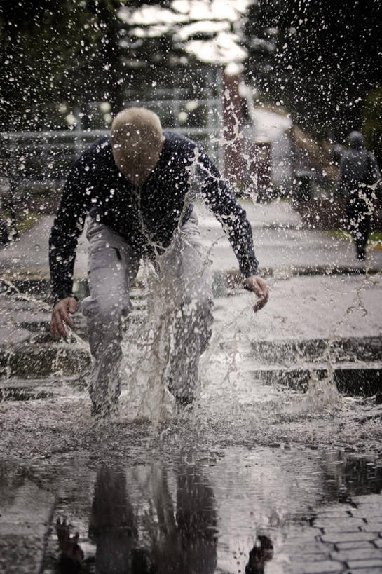 公园,跳,竖图,室外,白天,欣喜若狂,水,美国,喷,飞溅,溅,小路,休闲装,摄影,水坑,无忧无虑,中国人,彩图