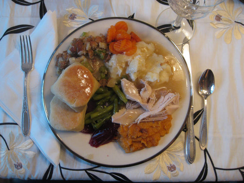 无人,横图,俯视,室内,特写,白天,吃饭,叉,土豆泥,盘子,餐巾,肉汁,摄影,膳食,葡萄酒杯,餐刀,彩图,高角度拍摄,茶匙