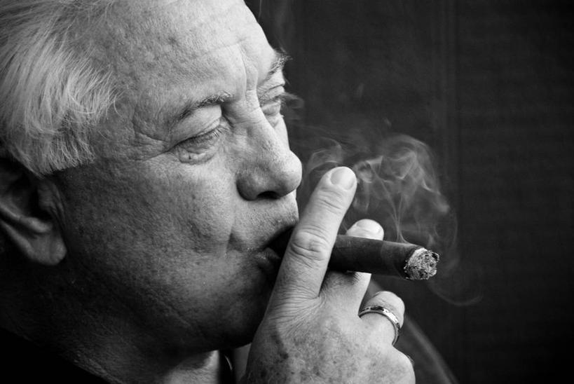 西方人,成年人,老年人,一个人,吸烟,横图,黑白,侧面,欧洲,美国,欧洲人,仅一个男性,仅一个人,黑色背景,拿着,结婚戒指,仅一个老年男性,雪茄,烟,摄影,头像,肖像,老年男性,男人,男性,白种人,彩图,影棚拍摄,性格