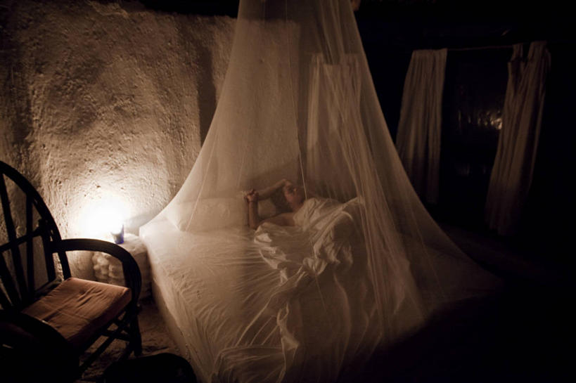 成年人,一个人,横图,俯视,室内,夜晚,神秘,床,卧室,椅子,墨西哥,仅一个年轻女性,仅一个女性,仅一个人,蚊帐,床单,灯,放松,摄影,保护,照亮,拉丁美洲,私密,图伦,年轻女性,女人,女性,年轻人,睡觉,仰卧,彩图,高角度拍摄