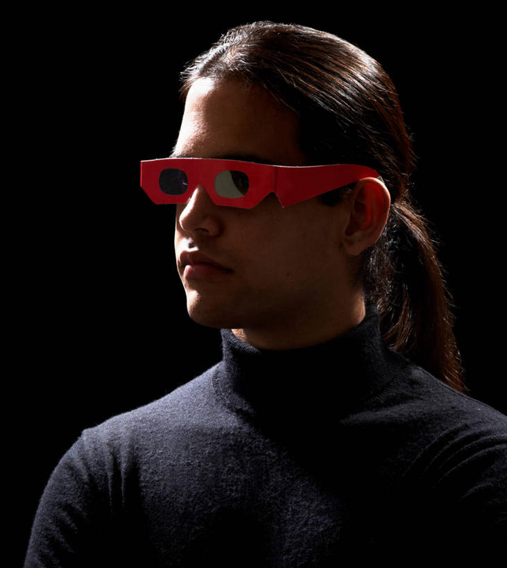 西方人,成年人,脸,头,脸颊,一个人,竖图,复古,技术,欧洲,欧洲人,仅一个男性,仅一个人,黑色背景,肩膀,仅一个年轻男性,思考,摄影,观看,马尾辫,肖像,3D眼镜,男人,男性,年轻男性,白种人,年轻人,头部,长发,脸部,脸蛋,面部,彩图,影棚拍摄,高领毛衣,感知