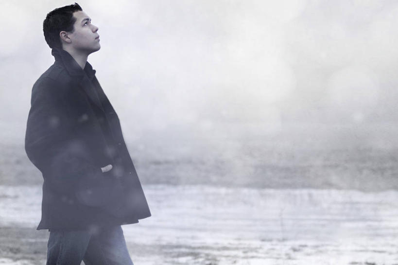 成年人,一个人,横图,侧面,海洋,雾,仅一个男性,仅一个人,外套,仅一个年轻男性,波浪,向上看,思考,放松,摄影,手插袋,男人,男性,年轻男性,年轻人,步行,插兜,手插兜,彩图,手抄兜