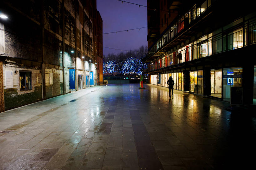 一个人,商店,横图,室外,夜晚,商务,建筑,行人,反射,人行道,首都,背面,零售,摄影,照亮,透视图,剪影,手插袋,步行,插兜,手插兜,彩图,手抄兜,巷