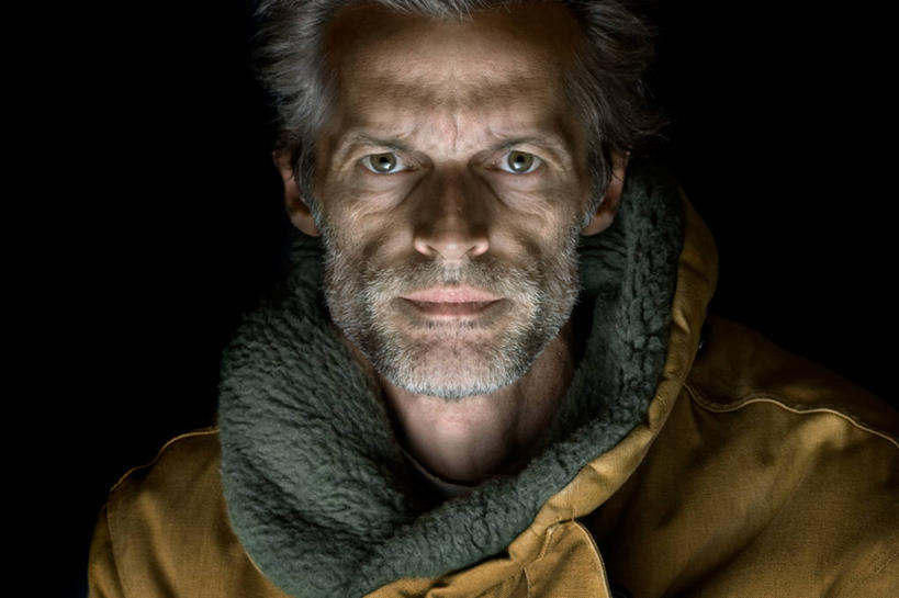 西方人,成年人,中年人,老年人,脸,头,脸颊,一个人,运动员,横图,正面,神秘,信心,欧洲,欧洲人,仅一个男性,仅一个人,仅一个中年男性,黑色背景,休闲装,数码合成,肩膀,摄影,肖像,男人,男性,中年男性,白种人,头部,脸部,脸蛋,面部,彩图,影棚拍摄,胡茬,英俊,美人