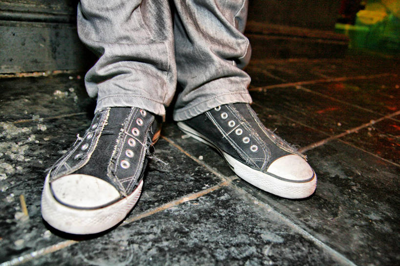 少年,一个人,站,横图,室内,特写,夜晚,时尚,英国,仅一个男性,仅一个人,一对,牛仔裤,休闲装,仅一个年轻男性,摄影,帆布鞋,砖地,夜总会,利物浦,默西赛德郡,男人,男性,年轻男性,彩图