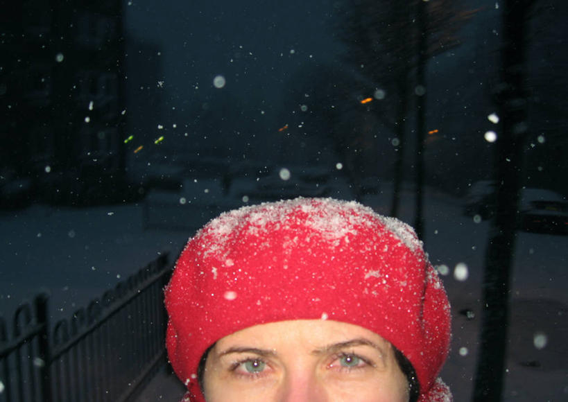 西方人,成年人,中年人,眼睛,一个人,横图,室外,夜晚,正面,街道,欧洲,欧洲人,瞳孔,仅一个女性,仅一个人,冬天,下雪,郊区,首都,顶部,红色,仅一个中年女性,寒冷,人体,眼部,摄影,贝雷帽,女人,女性,中年女性,白种人,眼,彩图