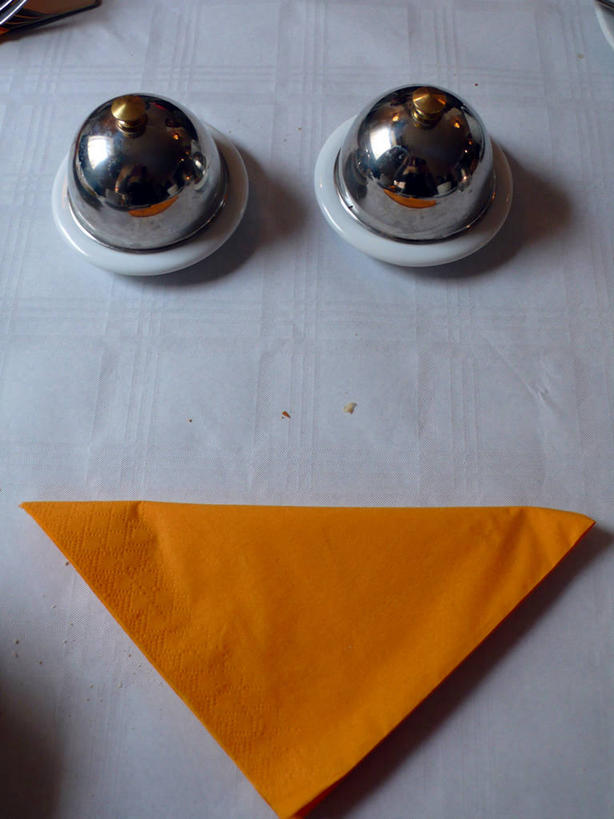 无人,竖图,俯视,室内,特写,白天,桌子,餐具,德国,折叠,饮食,桌布,三个,餐巾,摄影,幽默,彩图,高角度拍摄,拟人