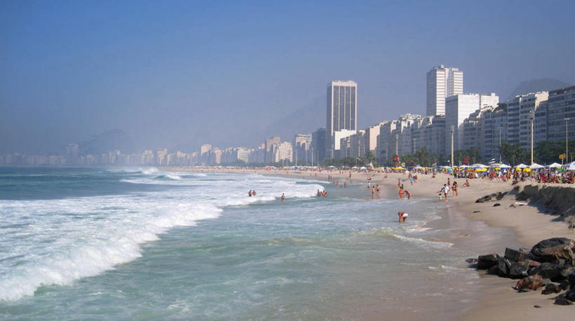 横图,室外,白天,度假,海洋,城市,建筑,摩天大楼,巴西,许多人,风景,地标建筑,波浪,一群人,摄影,里约热内卢,万里无云,科巴卡巴纳海滩,彩图