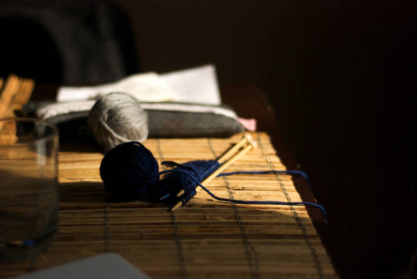 无人,横图,室内,白天,桌子,日光,美国,卷曲,编织,缠绕,织物,线团,纺织,毛线,摄影,针织,伊利诺斯州,美术工艺,休闲活动,彩图