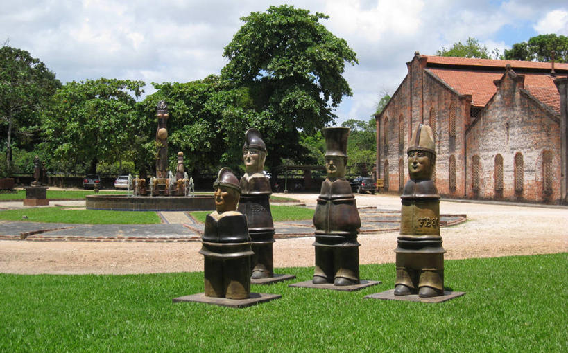 无人,博物馆,工厂,横图,室外,白天,草坪,雕塑,巴西,标志,符号,陶瓷制品,标识,树,四个,南美,摄影,南美洲,拉丁美洲,美洲,巴西联邦共和国,首府,亚美利加洲,南亚美利加洲,性别符号,伯南布哥,伯南布哥州,累西腓,美术工艺,彩图,男性符号,过去