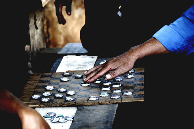 成年人,手,三个人,横图,室外,特写,白天,竞争,老挝,瓶盖,人体,摄影,部分,触摸,彩图,传统文化