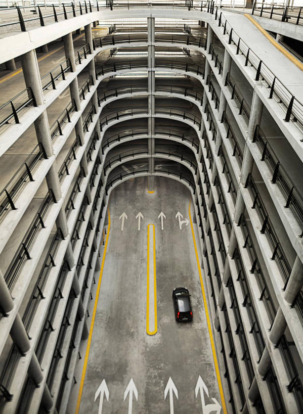 无人,机场,停车场,竖图,俯视,室外,白天,重复,指示牌,汽车,西班牙,巴塞罗那,一排,整齐,标志,文字,柱子,层次,方向,标识,箭头,排列,运输,摄影,指导,指向,队列,簇,彩图,高角度拍摄,巴塞罗那国际机场