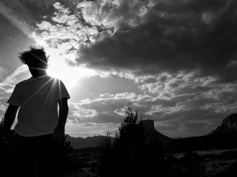 西方人,成年人,中年人,老年人,一个人,站,横图,黑白,室外,白天,山脉,欧洲,美国,欧洲人,仅一个男性,仅一个人,仅一个中年男性,地形,云,T恤,休闲装,自然,摄影,宁静,亚利桑那,剪影,塞多纳,男人,男性,中年男性,白种人,独处