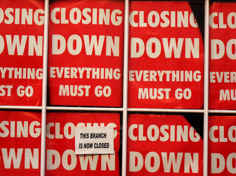 无人,横图,失败,窗户,落地窗,橱窗,红色背景,玻璃窗,零售,摄影,英文字母,贩卖,玻璃橱窗,结束,肯特,彩图,影棚拍摄,短语