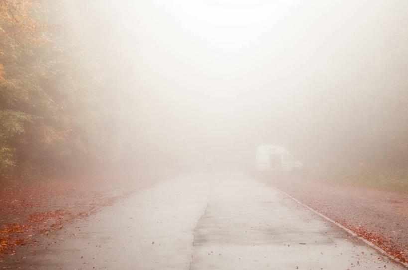 成年人,一个人,无人,横图,室外,白天,留白,背景,消失点,神秘,雾,路,德国,仅一个男性,天气,白色,摄影,身份,海德堡,步行,彩图