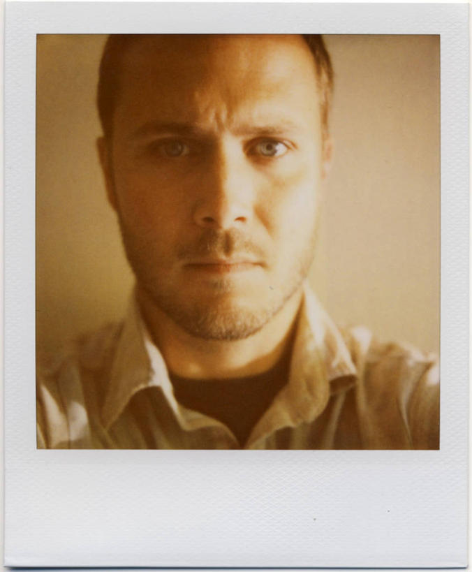 脸,头,脸颊,竖图,特写,正面,衬衫,米色背景,肩膀,皱眉头,摄影,肖像,头部,脸部,脸蛋,面部,彩图