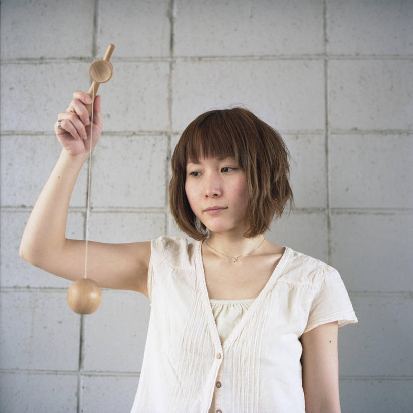 东方人,成年人,中年人,一个人,站,举,方图,室内,日本,亚洲,仅一个女性,仅一个人,墙,休闲装,黄种人,仅一个中年女性,思考,日本人,摄影,观看,女人,女性,中年女性,亚洲人,半身,彩图,波波头