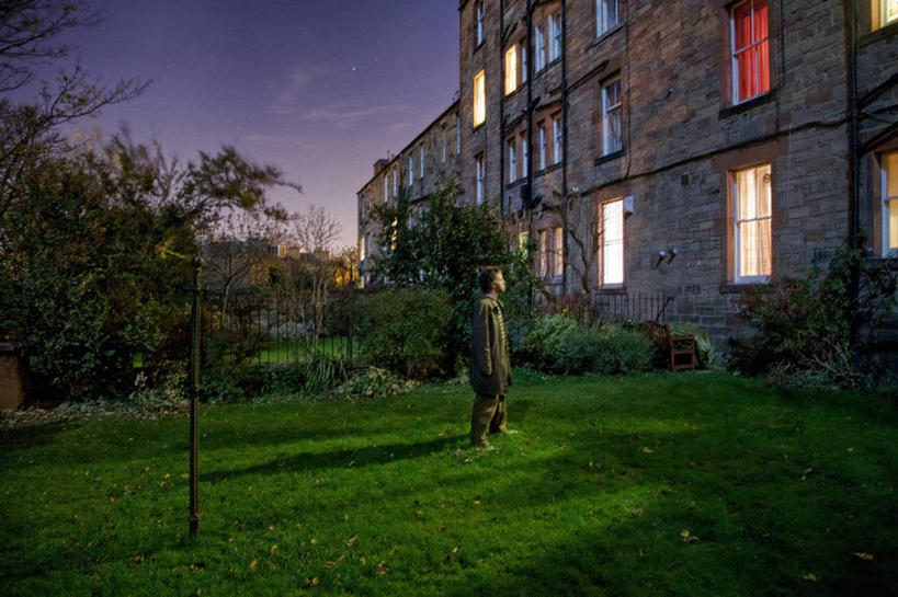 站,横图,室外,夜晚,侧面,草坪,窗户,庭院,公寓,首都,向上看,摄影,照亮,雨衣,爱丁堡,彩图,窥视,好奇心